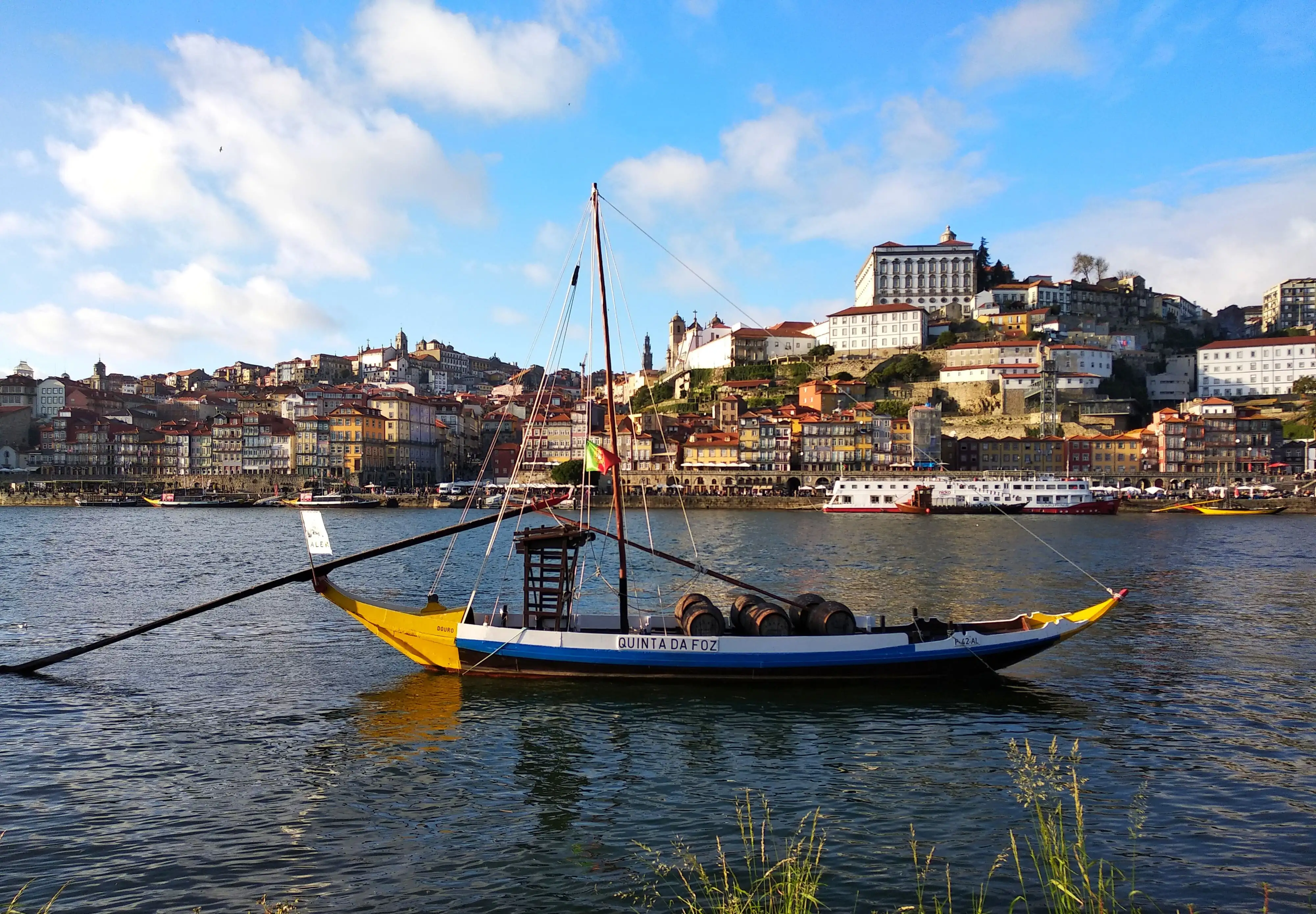 Barco rabelo no rio Douro, com a cidade do Porto em segundo plano