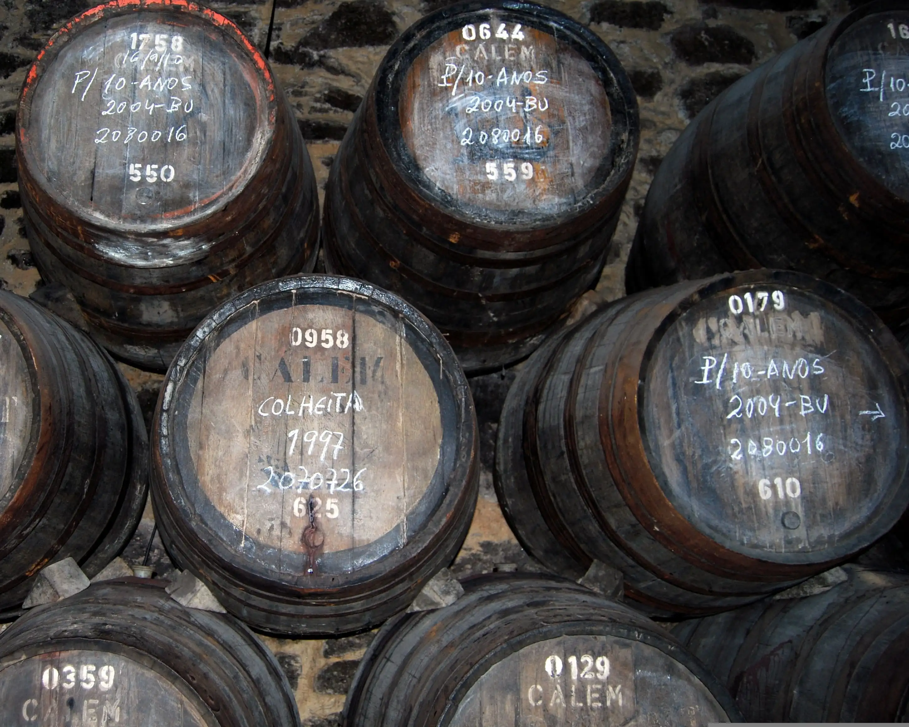 Pipas de madeira utilizadas no armazenamento e envelhecimento do vinho