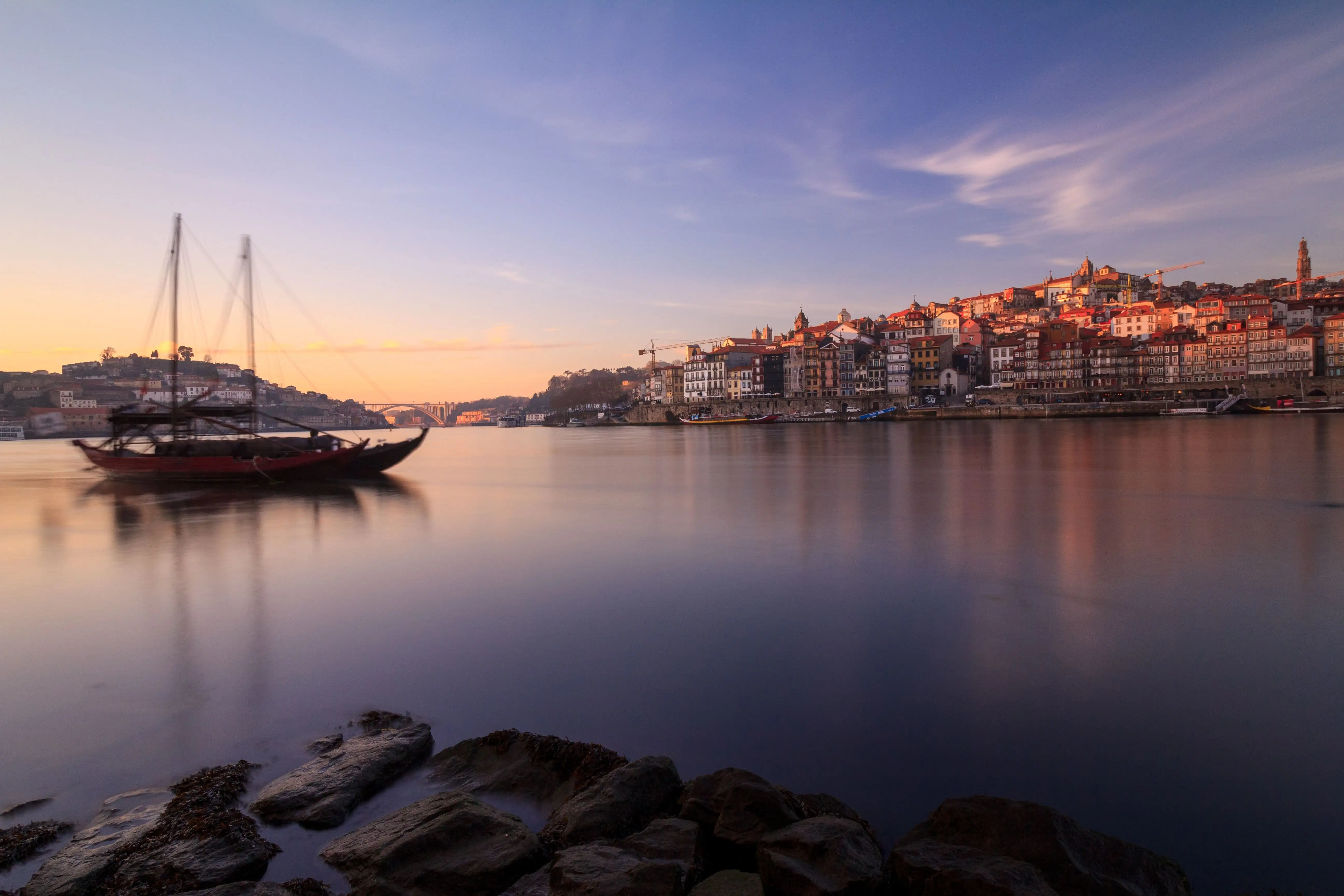 Vista contemporânea da cidade do Porto ao entardecer