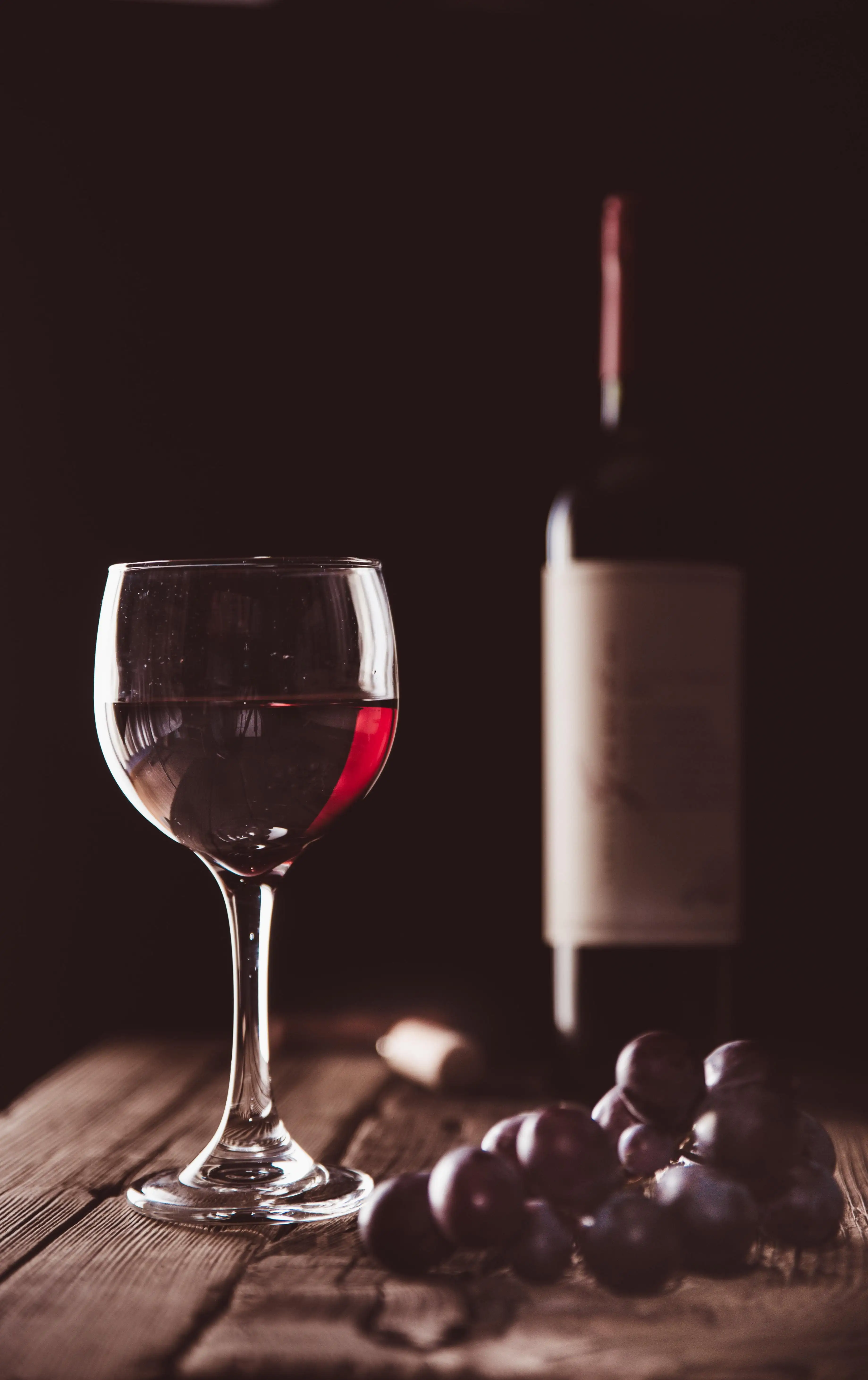 Vinho tinto servido em copo, imagem ilustrativa da cultura do vinho